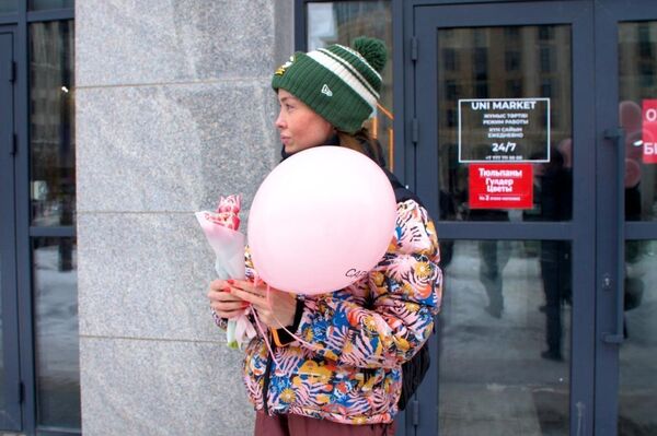 Цветы раздавали девушкам и женщинам в Астане
 - Sputnik Казахстан