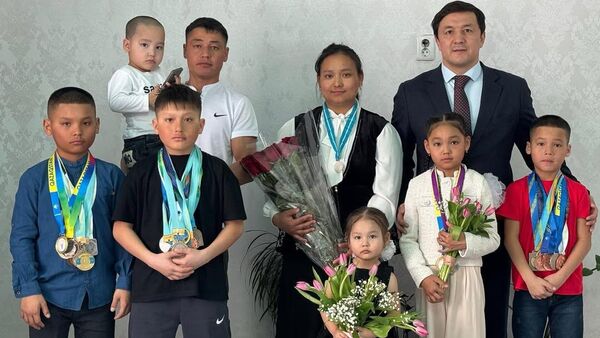 Үш рет егіз босанған: Ақтөбеде көпбалалы анаға құрмет көрсетілді - Sputnik Қазақстан