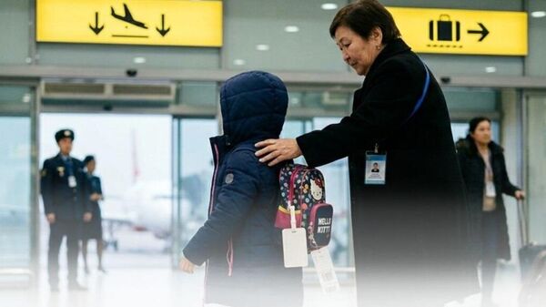 Ребенок в аэропорту, иллюстративное фото - Sputnik Казахстан