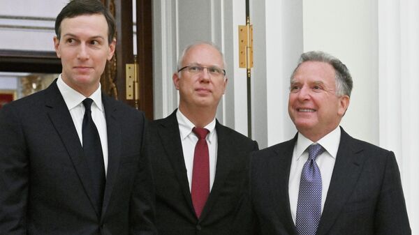 Зять президента США Джаред Кушнер, cпецпредставитель президента РФ Кирилл Дмитриев и спецпосланник президента США Стивен Уиткофф, архивное фото - Sputnik Казахстан