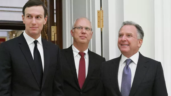 Зять президента США Джаред Кушнер, cпецпредставитель президента РФ Кирилл Дмитриев и спецпосланник президента США Стивен Уиткофф, архивное фото - Sputnik Казахстан