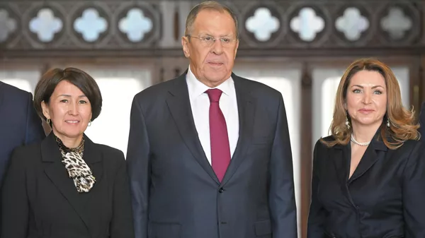 Гульзат Кабенова, Сергей Лавров и Наталья Бочарова  - Sputnik Казахстан