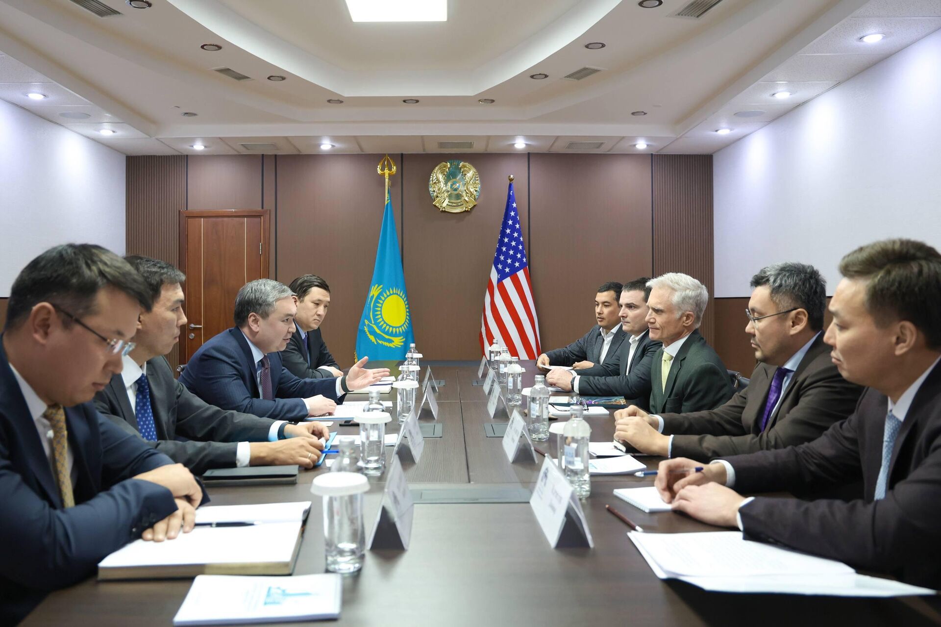 Глава Минпромстроя Казахстана Ерсайын Нагаспаев и гендиректор Cove Kaz Capital Group LLC Доминик Хитон провели переговоры - Sputnik Қазақстан, 1920, 12.03.2026