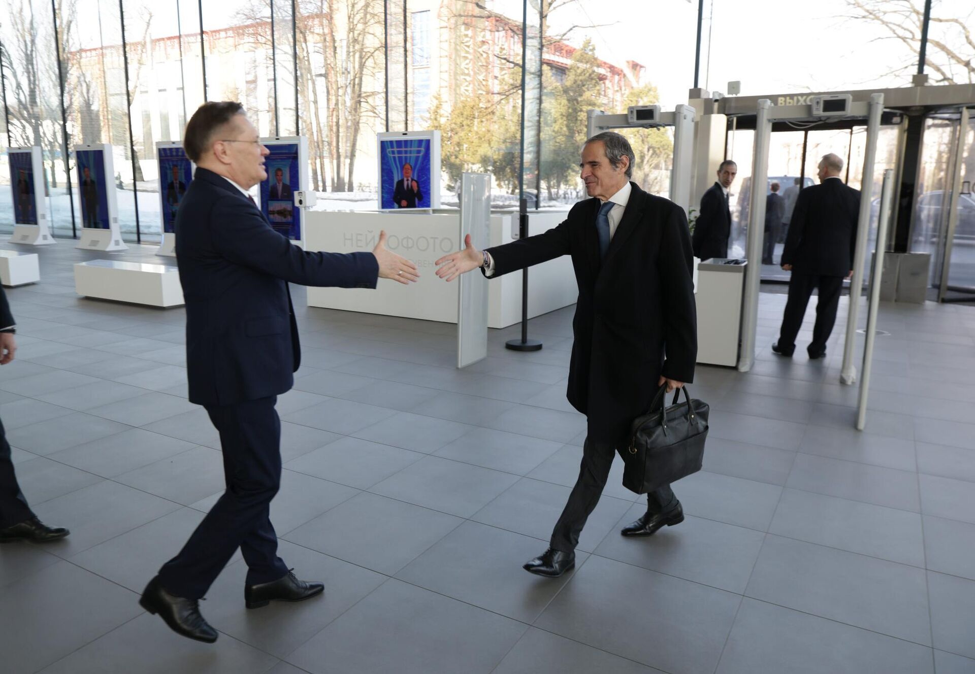 Глава компании Росатом Алексей Лихачев и гендиректор МАГАТЭ Рафаэль Гросси - Sputnik Казахстан, 1920, 13.03.2026