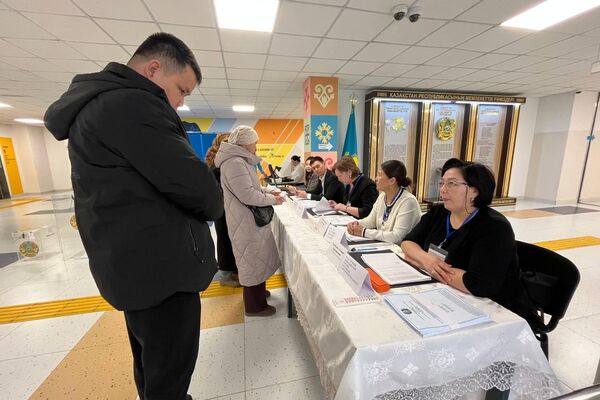 Жители села Алмалыбак Карасайского района Алматинской области на референдуме по новой Конституции Казахстана - Sputnik Казахстан