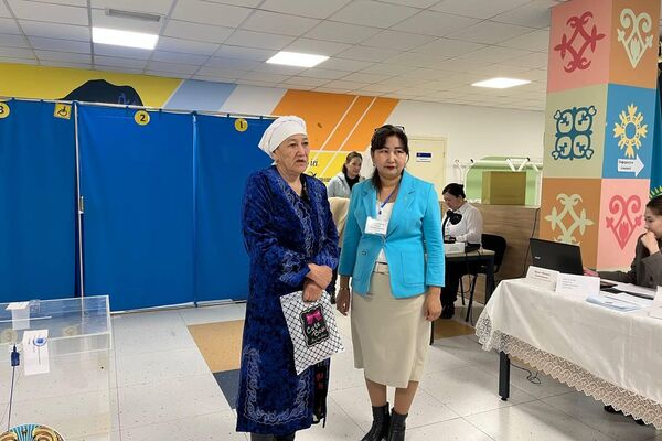 Жители села Алмалыбак Карасайского района Алматинской области на референдуме по новой Конституции Казахстана - Sputnik Казахстан