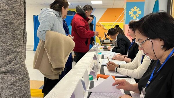 Алматы облысы Қарасай ауданындағы ауылдық учаскеде дауыс беру процесі - Sputnik Қазақстан