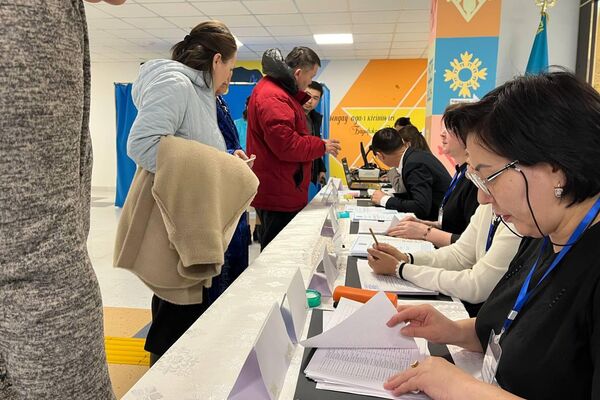 Жители села Алмалыбак Карасайского района Алматинской области на референдуме по новой Конституции Казахстана - Sputnik Казахстан