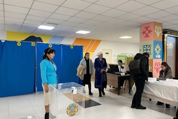 Жители села Алмалыбак Карасайского района Алматинской области на референдуме по новой Конституции Казахстана - Sputnik Казахстан