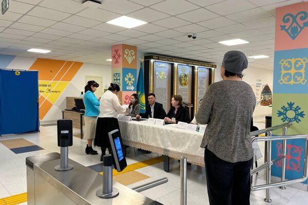 Жители села Алмалыбак Карасайского района Алматинской области на референдуме по новой Конституции Казахстана - Sputnik Казахстан