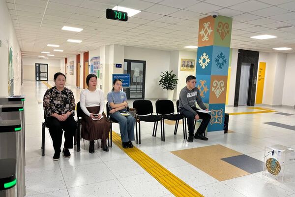 Жители села Алмалыбак Карасайского района Алматинской области на референдуме по новой Конституции Казахстана - Sputnik Казахстан