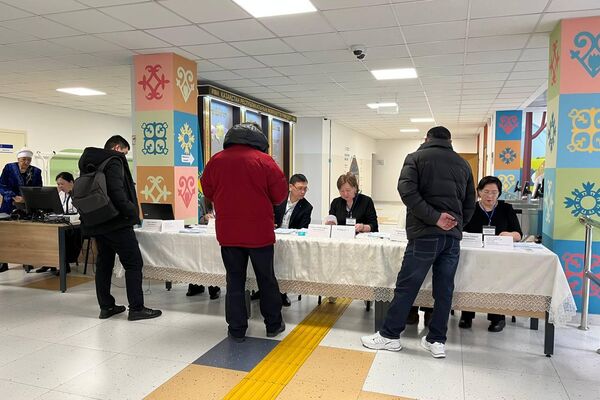 Жители села Алмалыбак Карасайского района Алматинской области на референдуме по новой Конституции Казахстана - Sputnik Казахстан