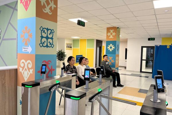 Жители села Алмалыбак Карасайского района Алматинской области на референдуме по новой Конституции Казахстана - Sputnik Казахстан