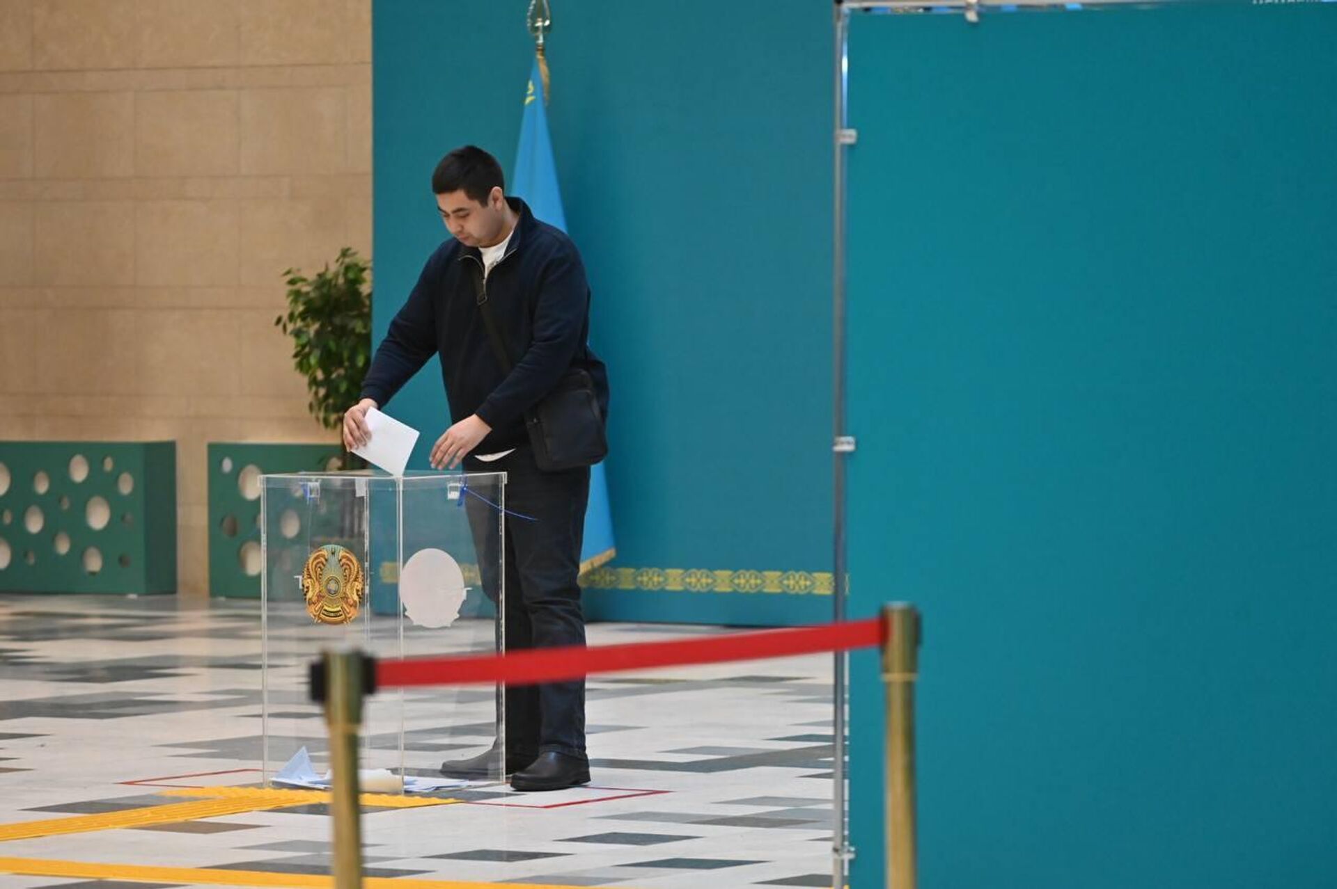 Референдум по новой Конституции Казахстана проходит в Астане  - Sputnik Казахстан, 1920, 15.03.2026