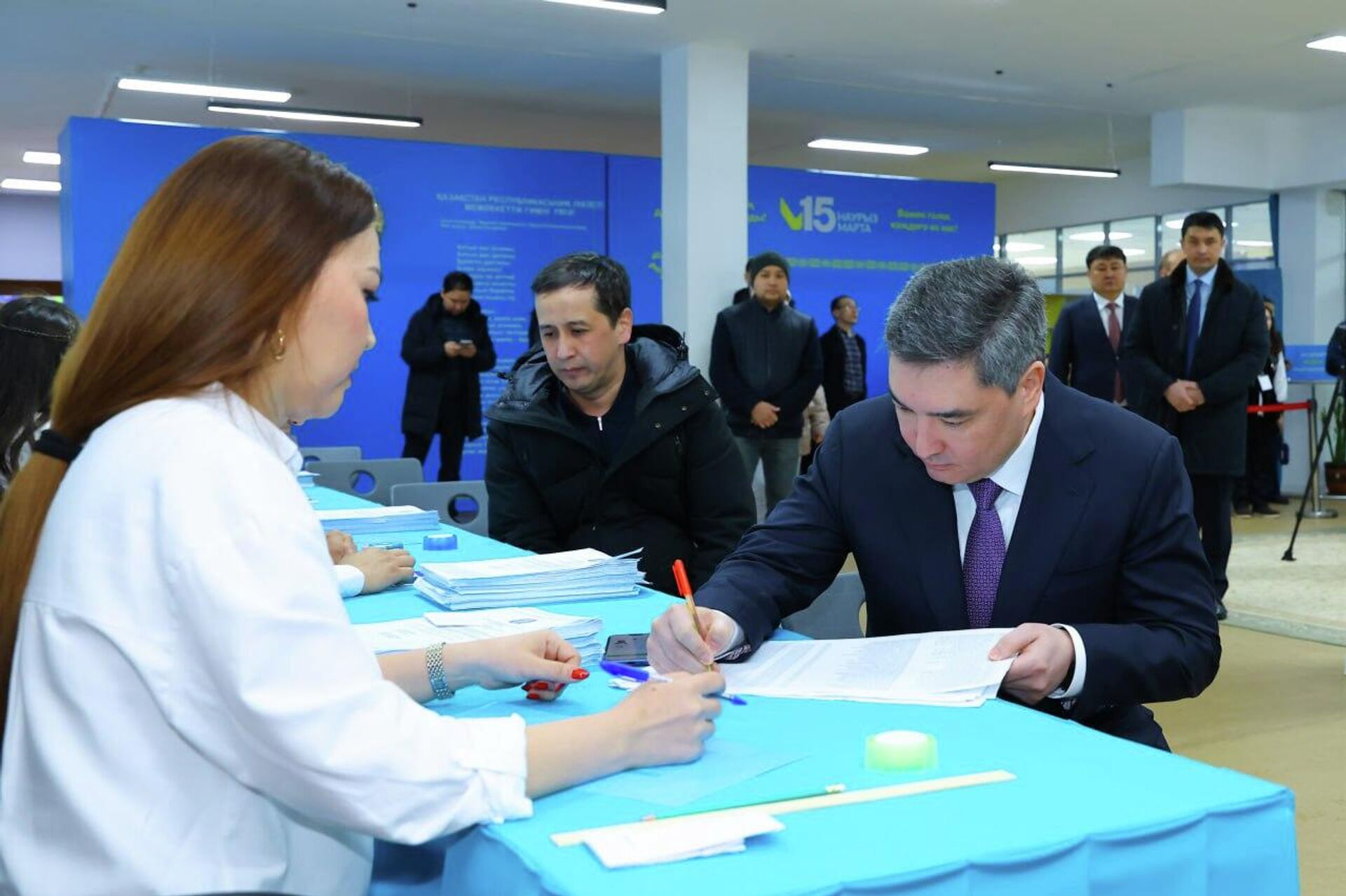 Премьер-министр Казахстана Олжас Бектенов принимает участие в референдуме по новой Конституции Казахстана в Астане - Sputnik Казахстан, 1920, 15.03.2026