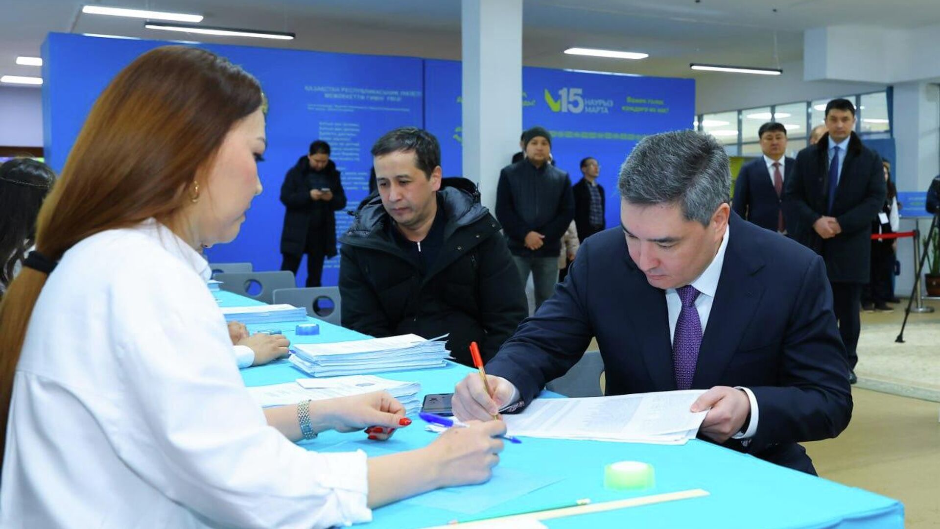 Премьер-министр Казахстана Олжас Бектенов принимает участие в референдуме по новой Конституции Казахстана в Астане Премьер-министр Казахстана Олжас Бектенов принимает участие в референдуме по новой Конституции Казахстана в Астане - Sputnik Қазақстан, 1920, 15.03.2026