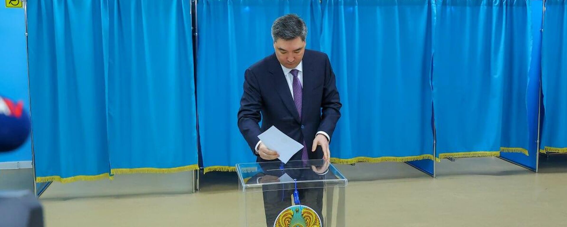 Премьер-министр Казахстана Олжас Бектенов принимает участие в референдуме по новой Конституции Казахстана в Астане - Sputnik Казахстан, 1920, 15.03.2026