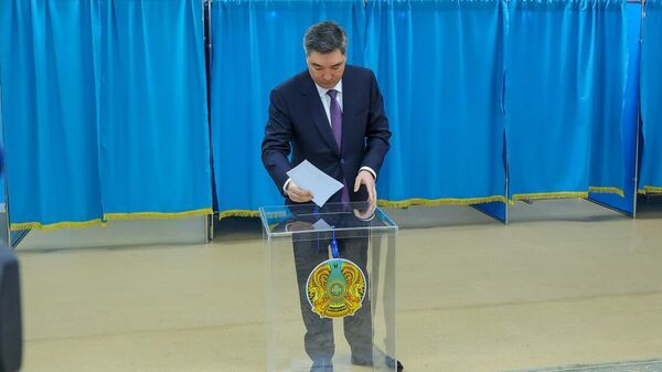 Премьер-министр Казахстана Олжас Бектенов принимает участие в референдуме по новой Конституции Казахстана в Астане - Sputnik Казахстан