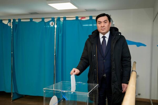 Министр энергетики Казахстана Ерлан Аккенженов на референдуме - Sputnik Казахстан