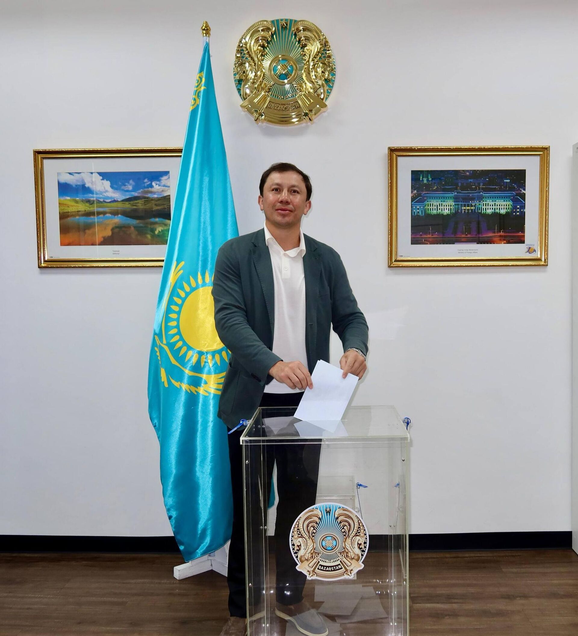 Геннадий Головкин принял участие в референдуме на зарубежном участке в Бангкоке - Sputnik Казахстан, 1920, 15.03.2026