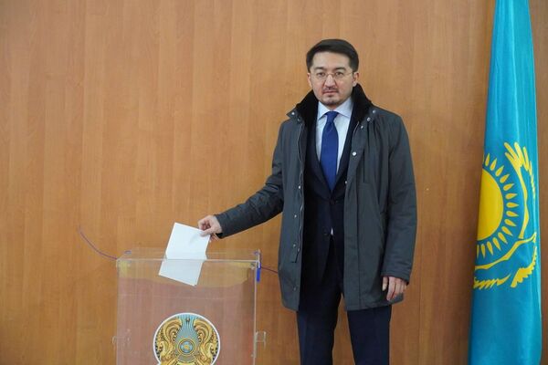 Министр ИИ и цифрового развития Казахстана Жаслан Мадиев проголосовал на референдуме по новой Конституции Казахстана - Sputnik Казахстан