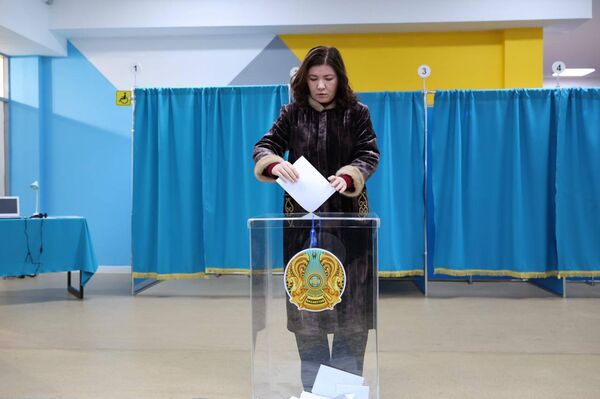 Оқу-ағарту министрі Жұлдыз Сүлейменова жаңа Конституцияны қабылдау жөніндегі референдумда өз таңдауын жасады - Sputnik Казахстан