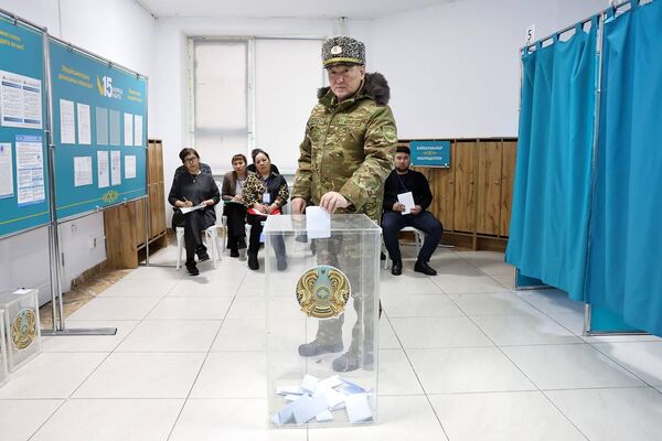 Министр обороны Даурен Косанов проголосовал на референдуме по новой Конституции Казахстана - Sputnik Казахстан