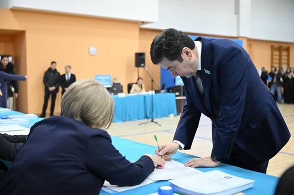 Мәжіліс төрағасы Ерлан Қошанов Мәжіліс төрағасы Ерлан Қошанов - Sputnik Қазақстан