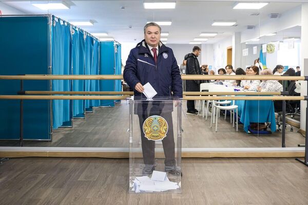 Министр промышленности и строительства Ерсайын Нагаспаев проголосовал на республиканском референдуме по принятию новой Конституции - Sputnik Казахстан