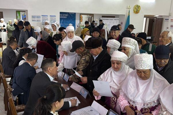 Женщины в национальных костюмах пришли на референдум - Sputnik Казахстан