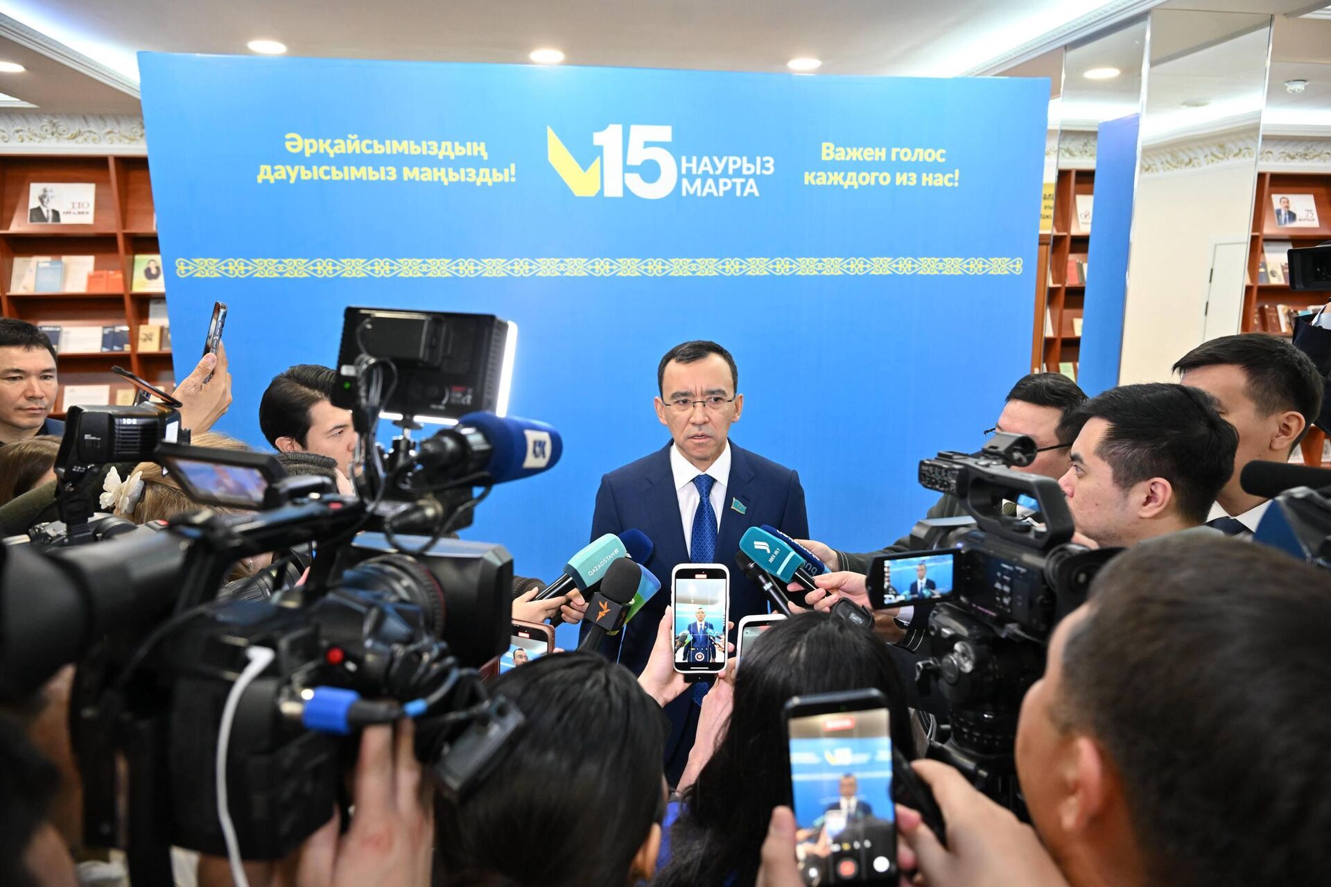 Председатель сената Казахстана Маулен Ашимбаев проголосовал на республиканском референдуме по новой Конституции - Sputnik Казахстан, 1920, 15.03.2026