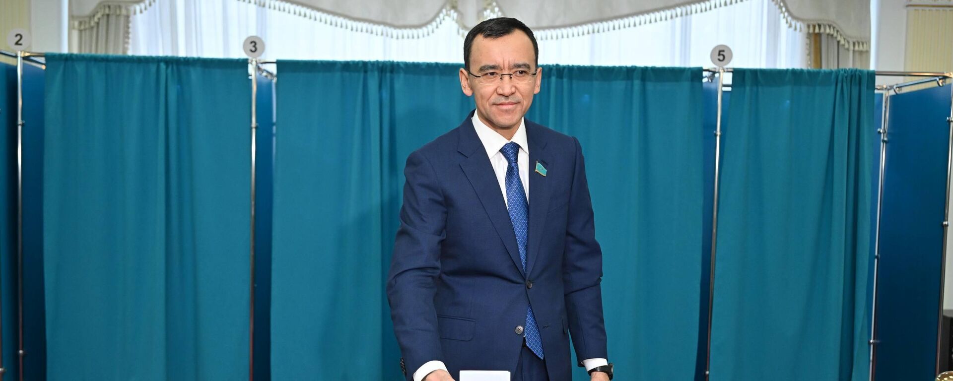 Председатель сената Казахстана Маулен Ашимбаев проголосовал на республиканском референдуме по новой Конституции - Sputnik Казахстан, 1920, 15.03.2026