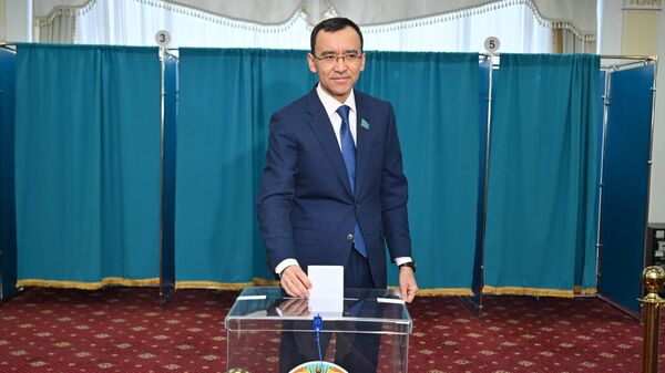 Председатель сената Казахстана Маулен Ашимбаев проголосовал на республиканском референдуме по новой Конституции - Sputnik Казахстан