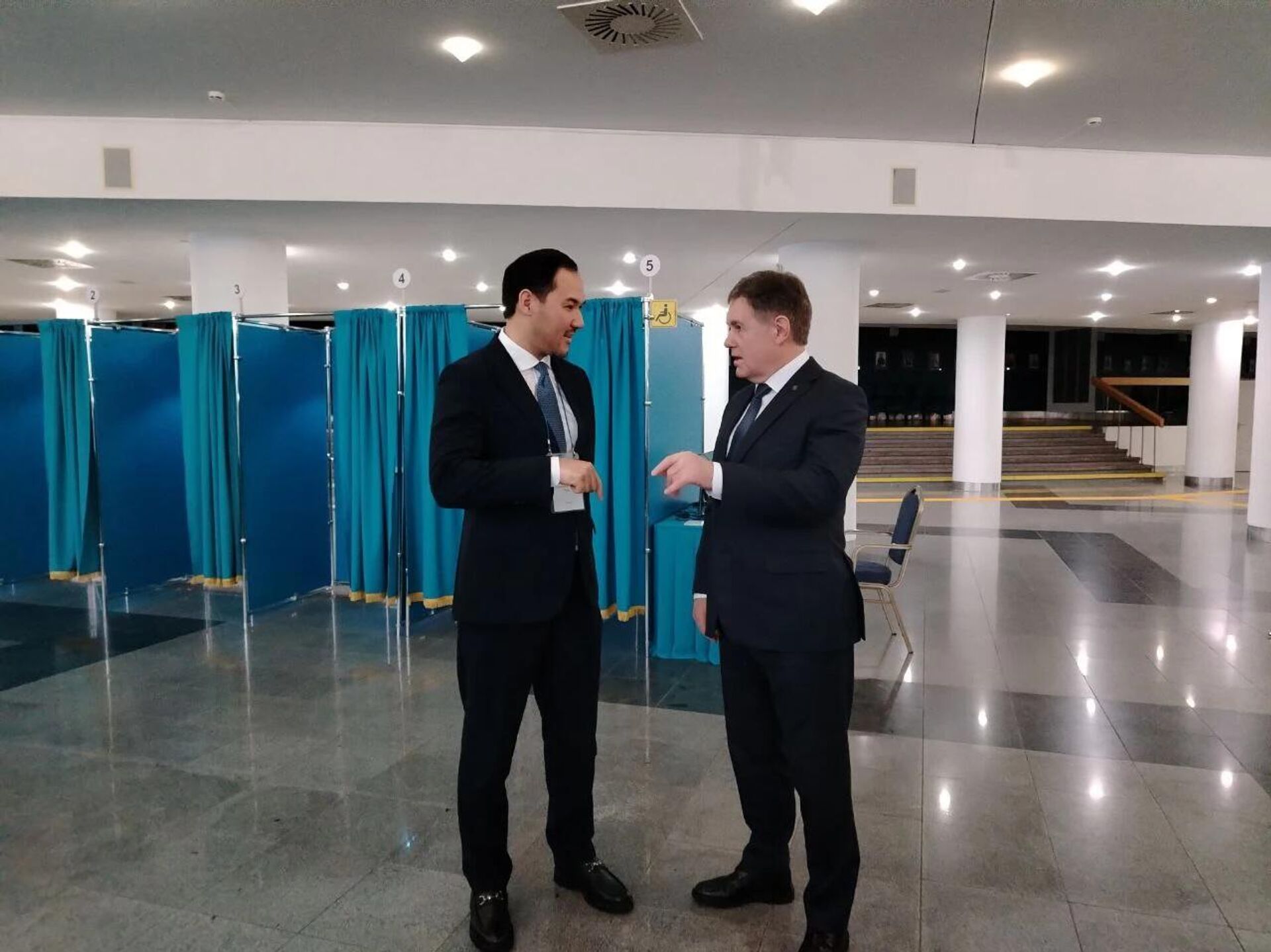 Представители Миссии наблюдателей от СНГ наблюдают на референдуме по новой Конституции Казахстана - Sputnik Қазақстан, 1920, 15.03.2026