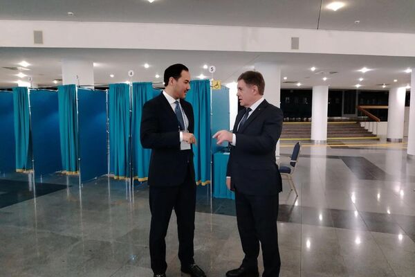 Представители Миссии наблюдателей от СНГ наблюдают на референдуме по новой Конституции Казахстана - Sputnik Казахстан