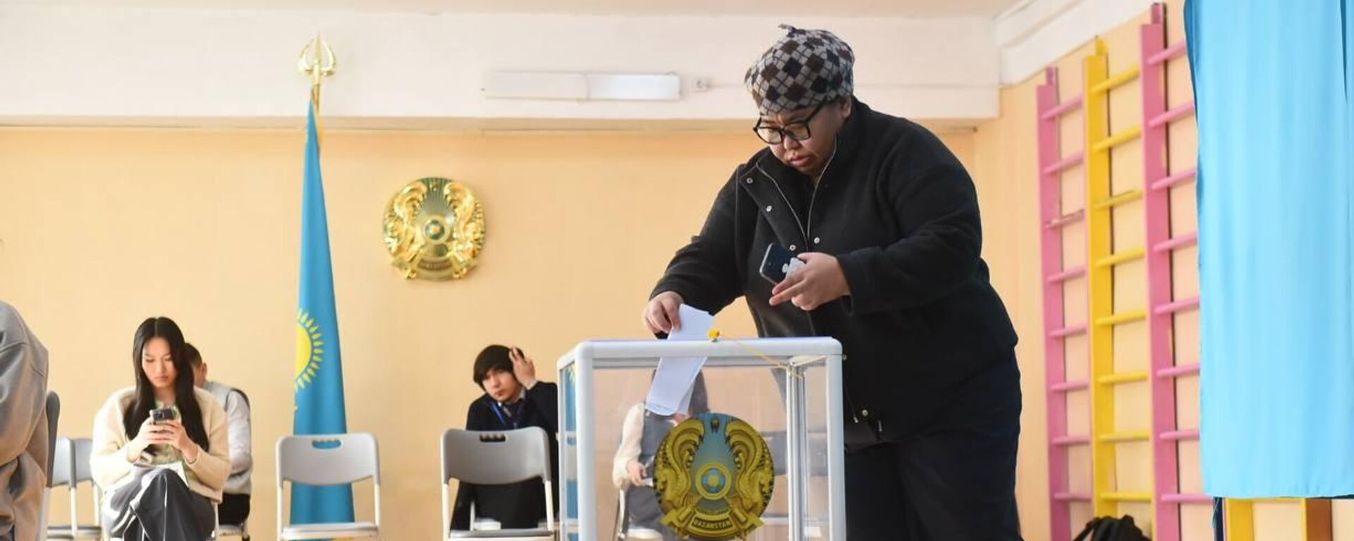 Алматыдағы референдумда дауыс беру учаскесі - Sputnik Қазақстан, 1920, 15.03.2026