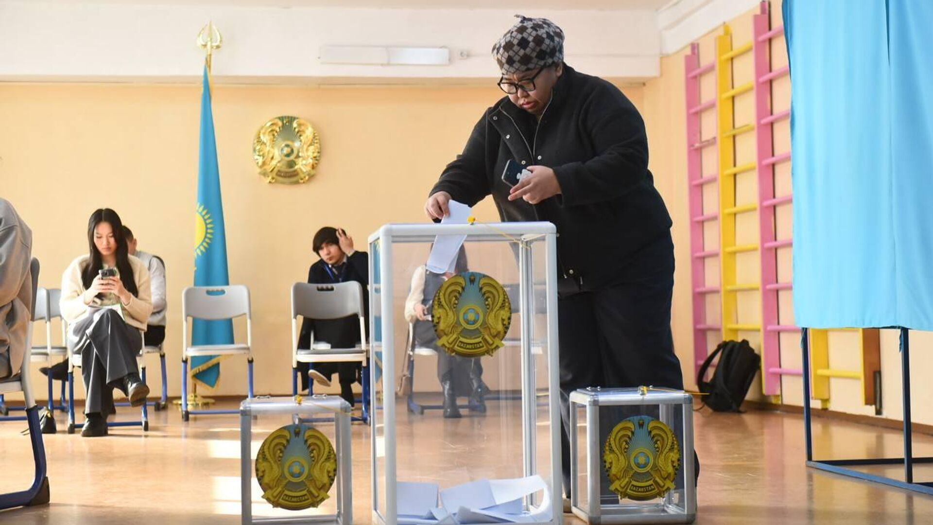 Алматыдағы референдумда дауыс беру учаскесі Алматыдағы референдумда дауыс беру учаскесі - Sputnik Қазақстан, 1920, 15.03.2026