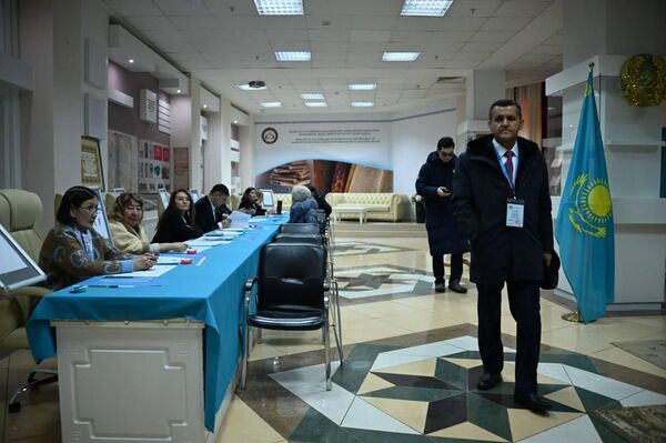 Группа наблюдателей от ПА ОДКБ проводит мониторинг конституционного референдума в Астане - Sputnik Казахстан