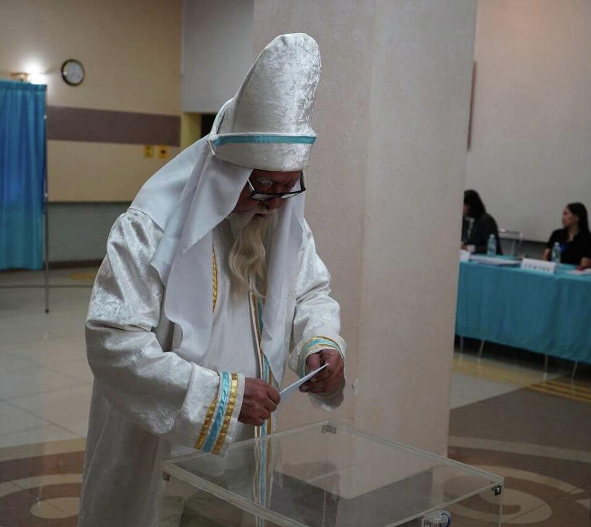 Дауыс берушілер сайлау учаскелеріне робот және бүркітпен барды - Sputnik Қазақстан, 1920, 15.03.2026