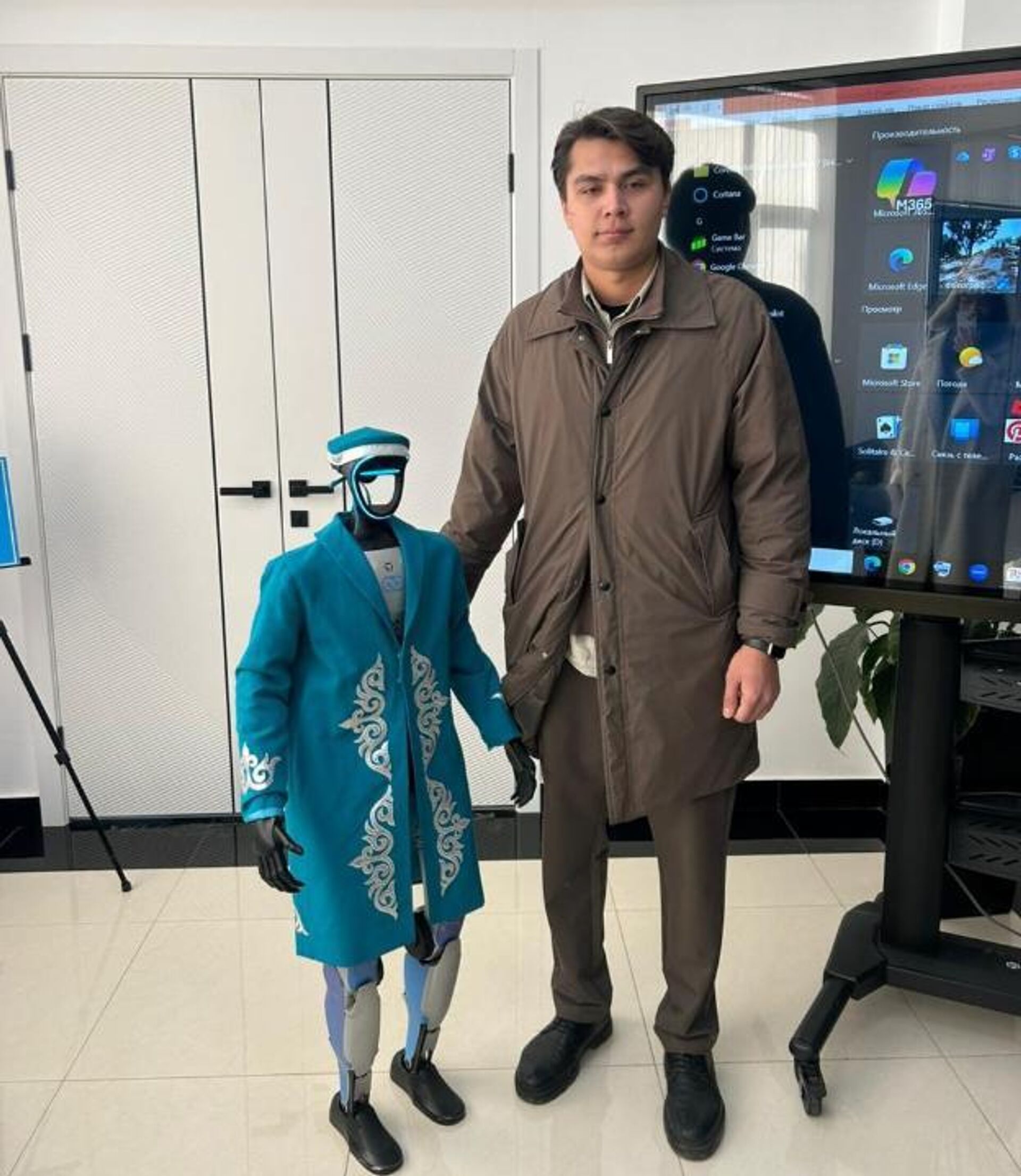 Дауыс берушілер сайлау учаскелеріне робот және бүркітпен барды - Sputnik Қазақстан, 1920, 15.03.2026