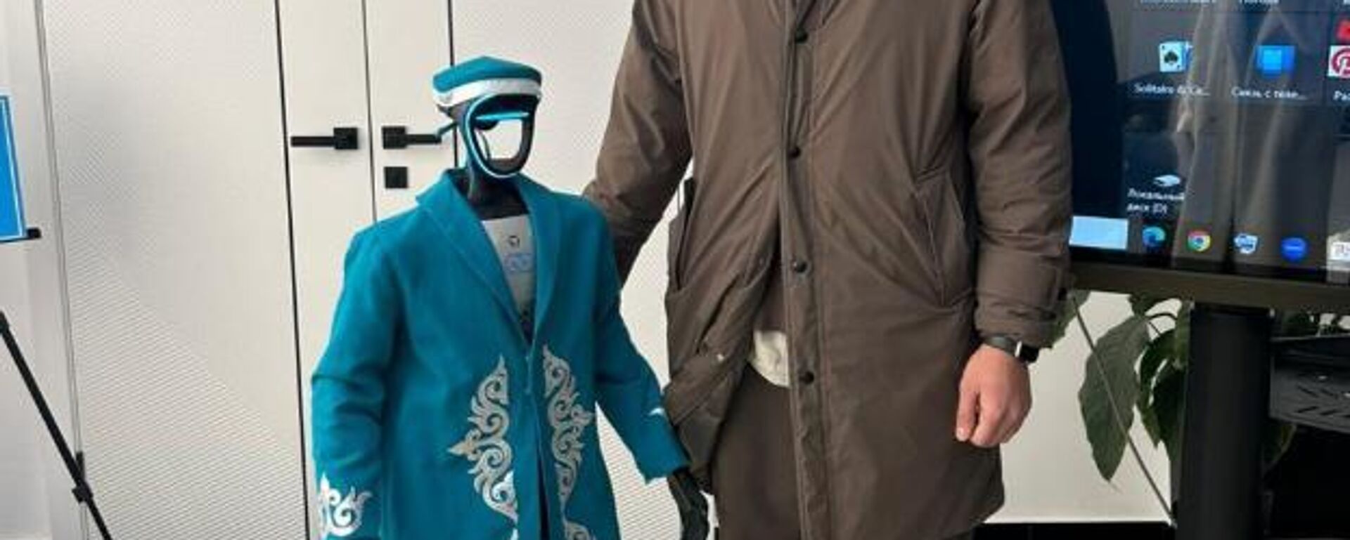 Дауыс берушілер сайлау учаскелеріне робот және бүркітпен барды - Sputnik Қазақстан, 1920, 15.03.2026