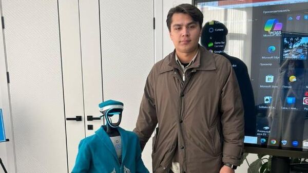 Дауыс берушілер сайлау учаскелеріне робот және бүркітпен барды - Sputnik Қазақстан