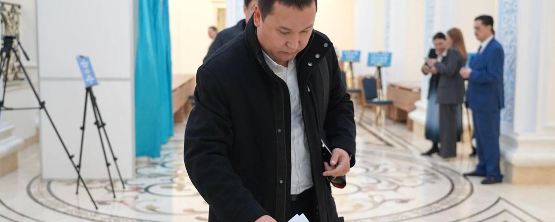 Мәскеуде Қазақстан азаматтары дауыс беріп жатыр - Sputnik Қазақстан, 1920, 15.03.2026