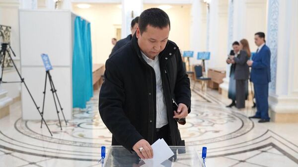 В Москве граждане Казахстана голосуют на референдуме по новой Конституции - Sputnik Казахстан