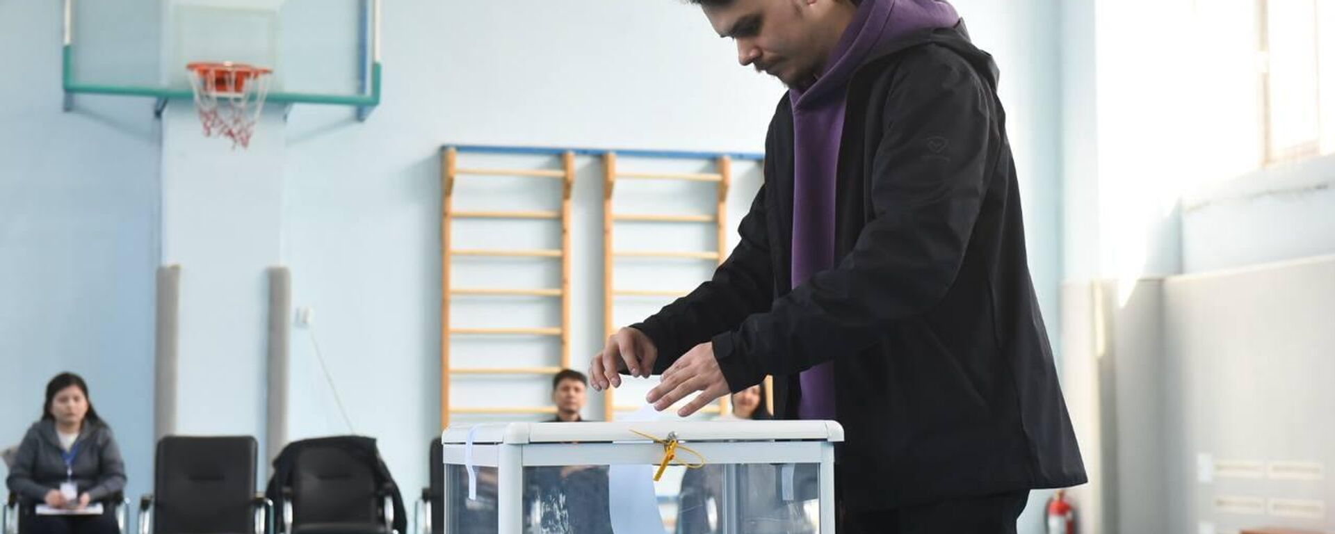 Алматыдағы дауыс беру учаскесіндегі процесс - Sputnik Қазақстан, 1920, 15.03.2026