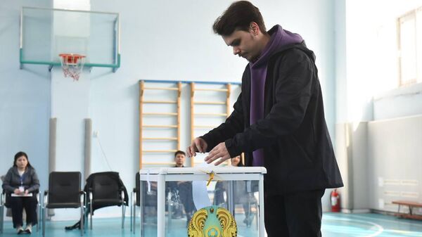 Алматыдағы дауыс беру учаскесіндегі процесс - Sputnik Қазақстан