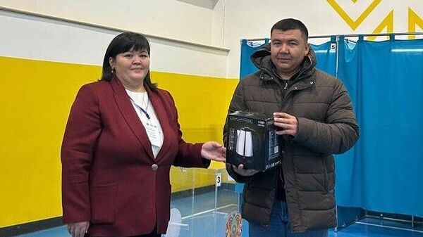 Астанада дауыс беруге келгендерге ыдыс пен шәйнек берілді Астанада дауыс беруге келгендерге ыдыс пен шәйнек берілді - Sputnik Қазақстан