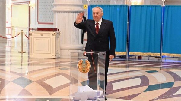 Нурсултан Назарбаев пришел на референдум по новой Конституции Казахстана  - Sputnik Казахстан