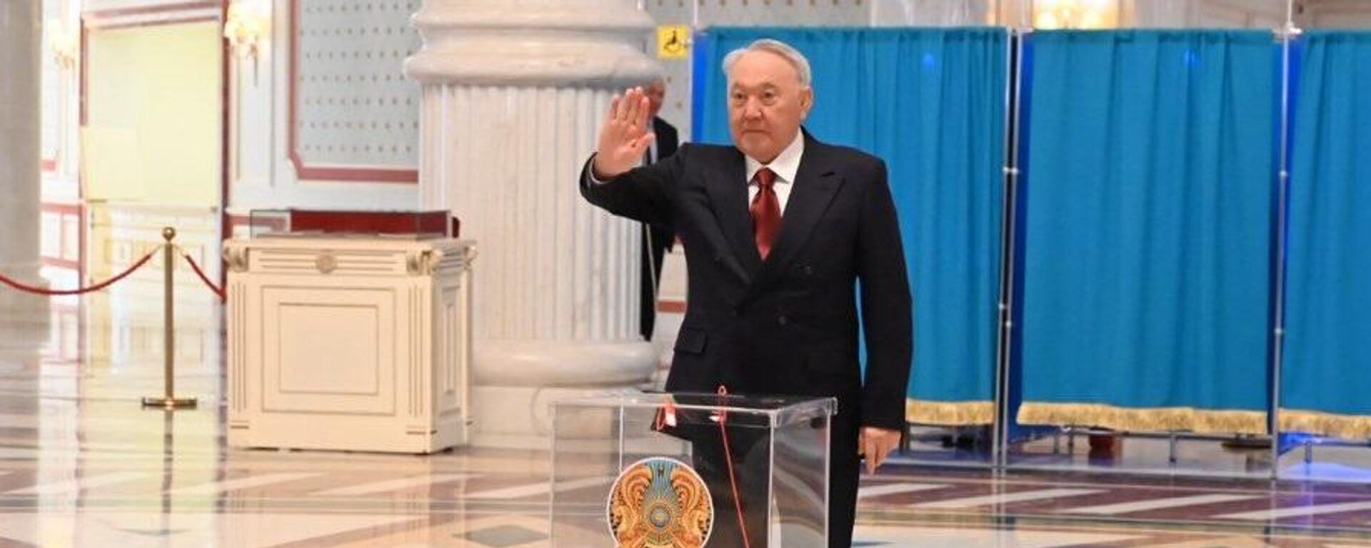 Нурсултан Назарбаев пришел на референдум по новой Конституции Казахстана  - Sputnik Казахстан, 1920, 15.03.2026