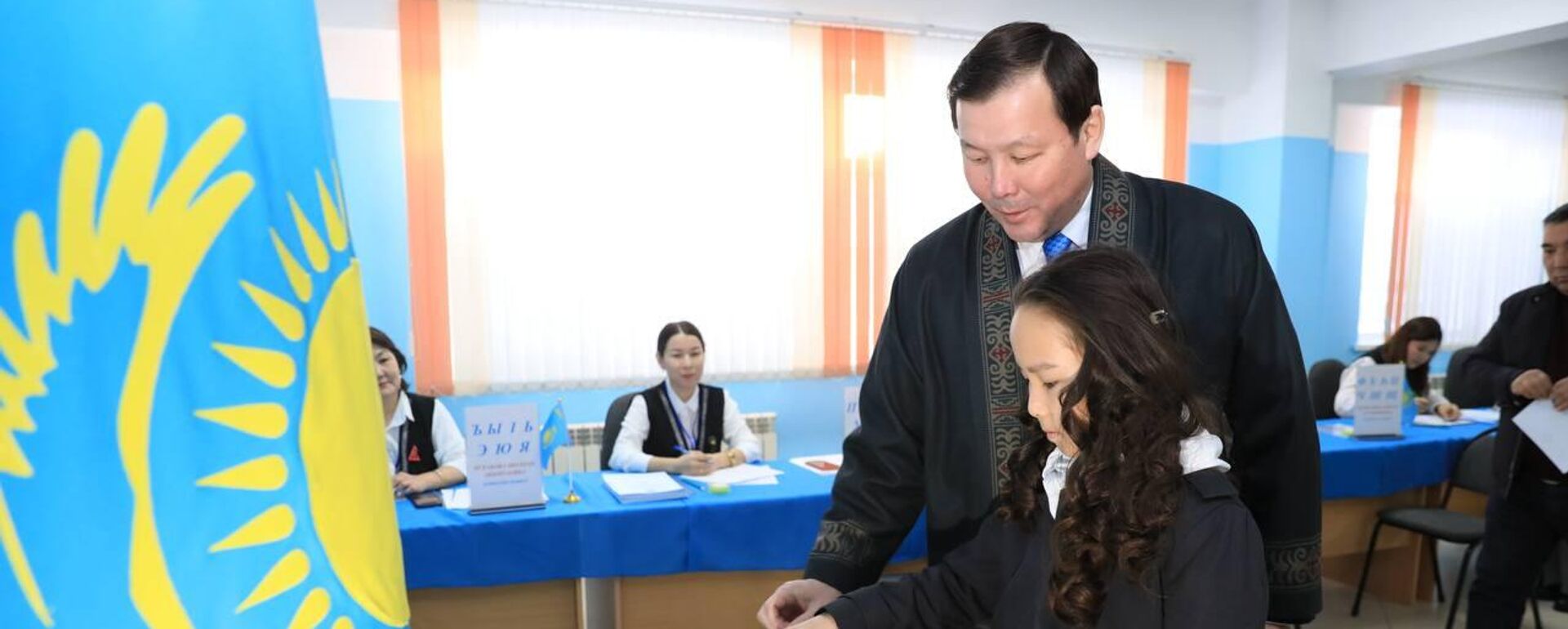 Аким Актюбинской области Асхат Шахаров проголосовал на референдуме - Sputnik Казахстан, 1920, 15.03.2026